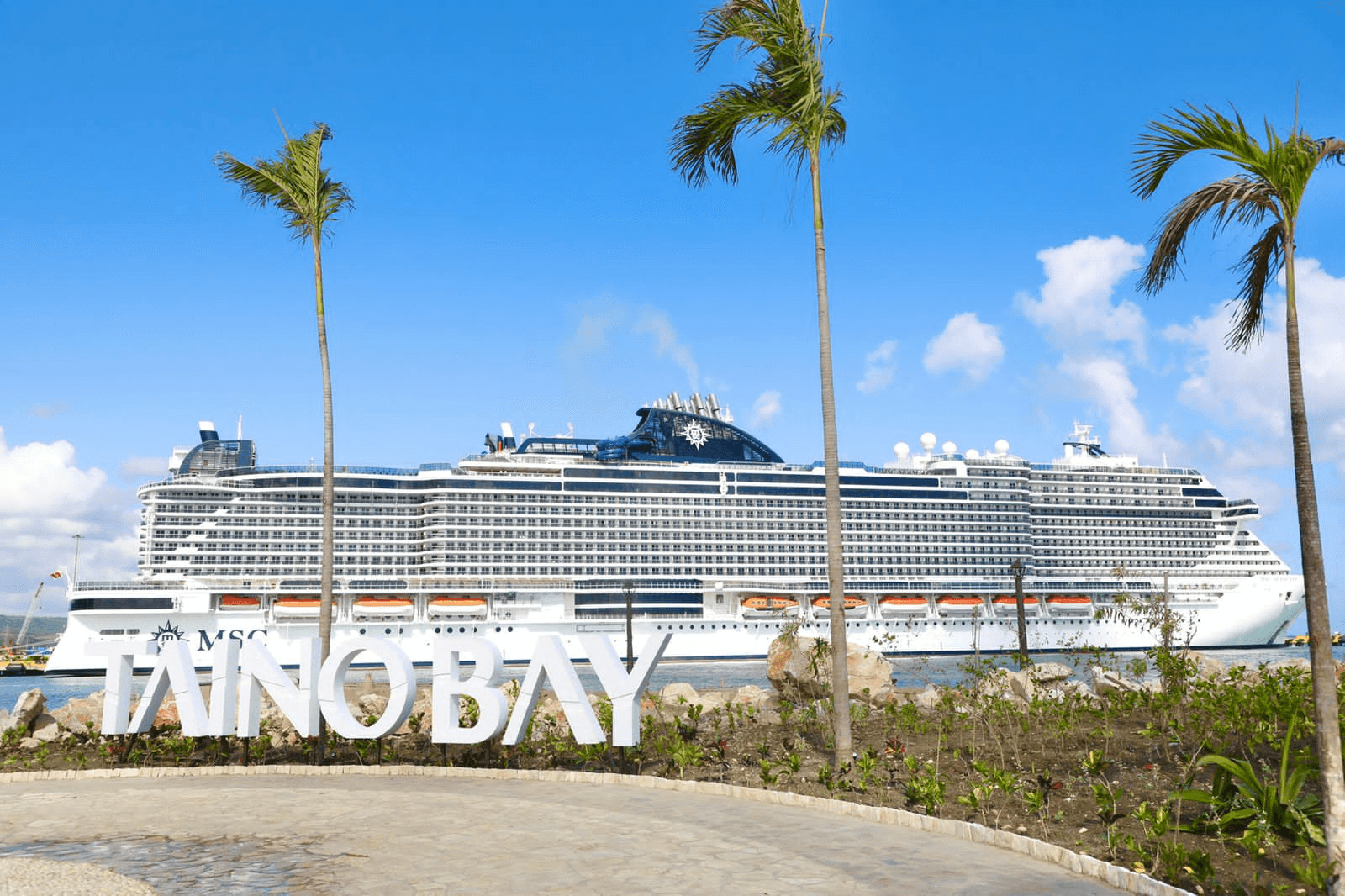 Cruise ship at Taino Bay